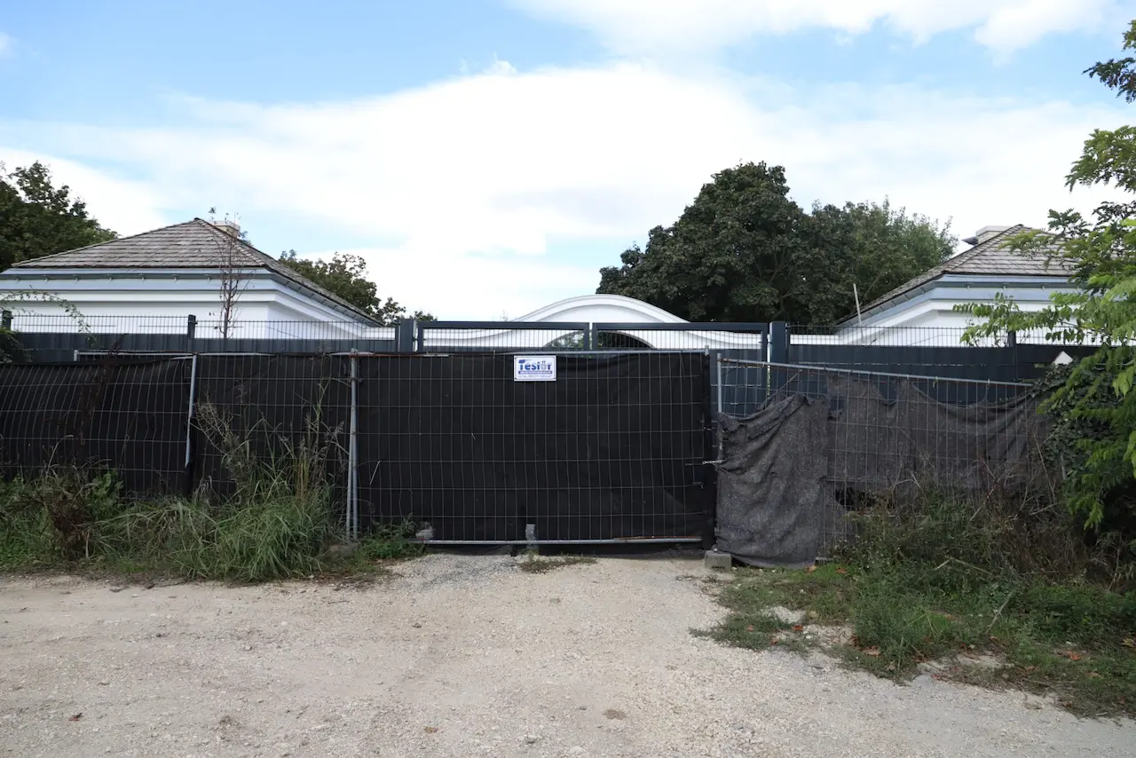 Kerítés és ponyva takarja el a hatvanpusztai birtok egyik bejáratát. Fotó: Direkt36