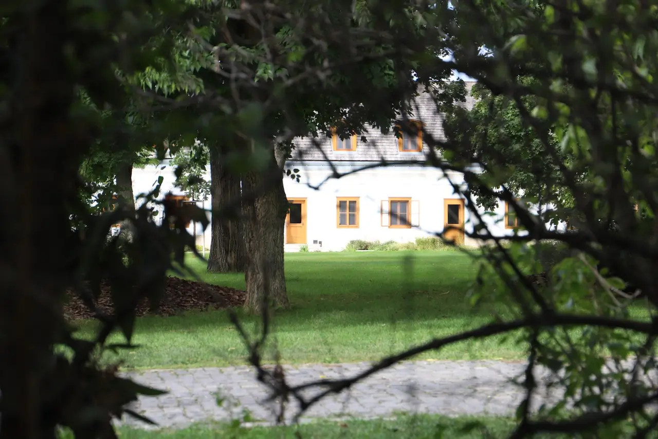 A hatvanpusztai birtok egyik épülete. Fotó: Direkt36